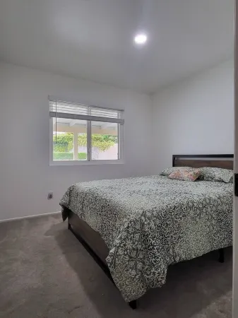 BIG HOUSE, LARGE GATED YARD AND DOUBLE LIVING ROOM Отели рядом с достопримечательностью «East Highland Reservoir»