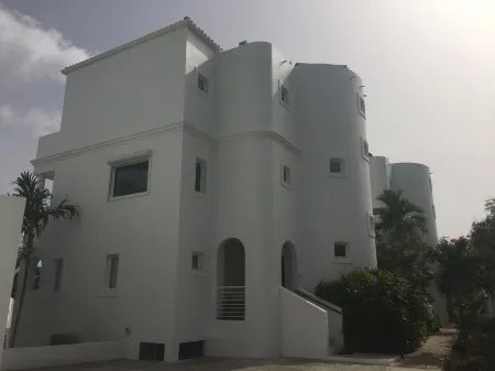 Postcard Perfect Getaway! Roof top pool and amenities