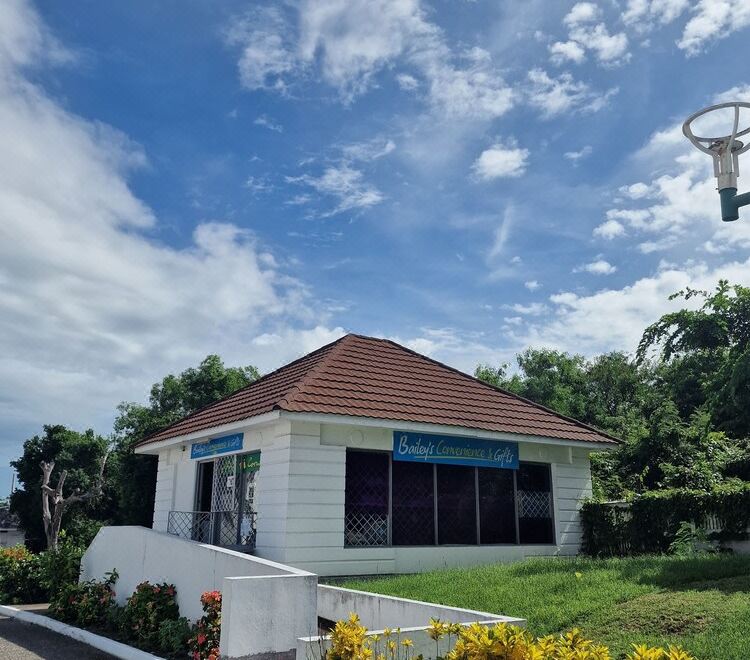 Hotel Cosy home with access to beach and pool,15 minutes from shopping and airport., Exterior, Hotel Exterior