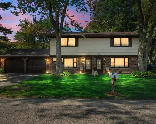 Balcony/Patio/ Separate Fenced Yard + Beach, Park & Downtown+close to Chicago Hotels in Chesterton