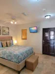 " Tradewinds" Updated Luxury Condo-Turtle Cove- 5 Minute Walk to Beach