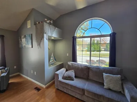 Lake Front home Sleeps 10 Overlooking deck for perfect lake views & a coffee bar