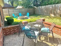 King Bed_Cozy Urban Retreat-Central Memphis Hotels near Great China Food Market