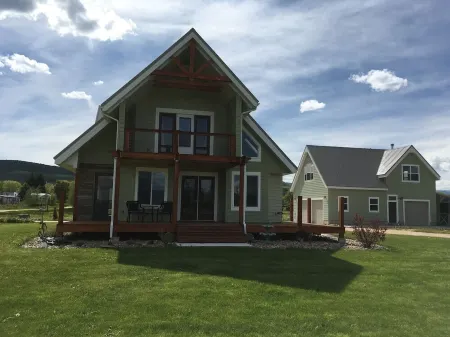 Beautiful Bear Lake House, with big grassy yard, 4 mins to North Beach.