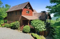 Spacious cabin with breathtaking mountain view! Pet Friendly! Mercier Orchards附近的飯店