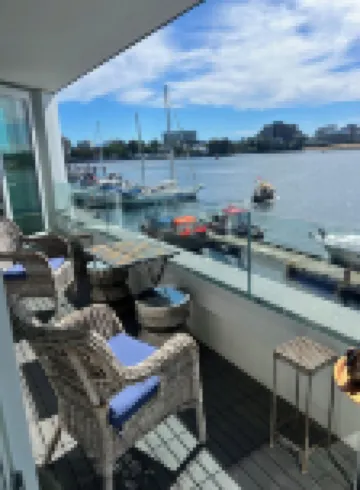 Spectacular Waterfront Executive Suite!
