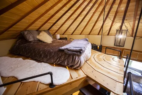 Handcrafted Roundhouse studio & loft. Large sky window + private outdoor shower