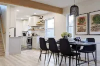 Perfect for large groups, lots of parking, 5BRs, Game Room, Fast Wifi 基奇納住宿飯店