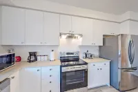 NEWLY BUILT LUXURIOUS 3BRM TOWN HS/AIRPORT/PARKING