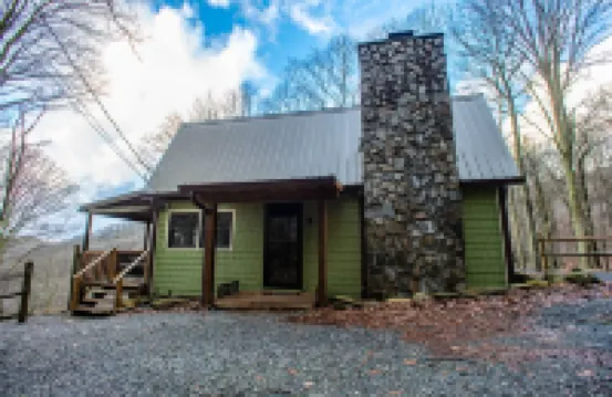 Serene Mtn cabin, views, hot tub, skiing, hiking, close to Asheville