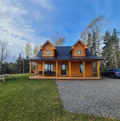 Unwind by the Sea at The Salty Pearl: Your Charming Coastal Log Cottage Hotels in Colchester County