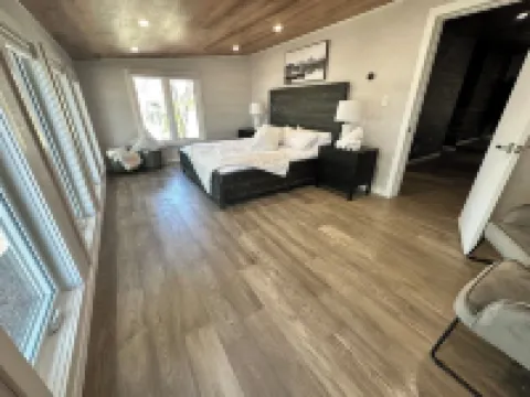 Welcome to HoneyScape - Newly Renovated 5 Bedroom Cottage