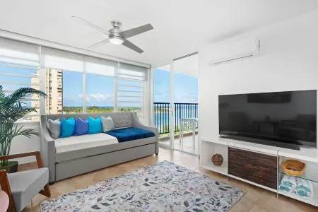 PAUL'S BEACH AND MOUNTAIN VIEW, BEAUTIFUL ONE BEDROOM PLAYA AZUL!