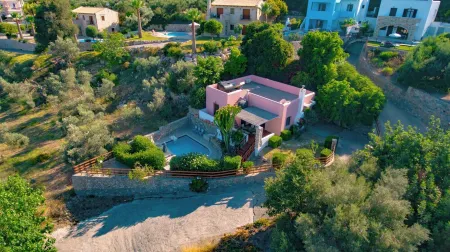 Villa Francesca  with a private pool and gardens - Walking distance available