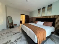 Beautiful home 5 min away from papas & beer. W/ King size beds