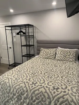 This cozy studio apartment has an ideal location in the heart of downtown.
