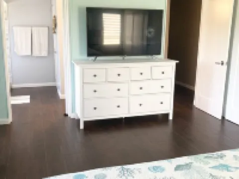 Updated 1BR/1BA - "Island Sol" with fantastic views Hotels in Northside