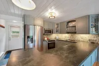 Driftwood Cottage @  Saybrook Point Marina, 2 King Beds Hotels in Old Saybrook