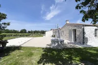 Luxury oleronnaise farmhouse at the foot of the vines with private enclosed swimming pool