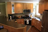 MeadowBrook Suite Deluxe 2 BDRM w/ Yard and Hot Tub