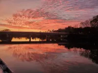 Cosy and convivial houseboat فنادق في تورسی