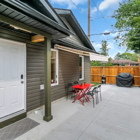 Luxury 2BR home with high ceilings with  BBQ/ patio in beautiful South Windsor.