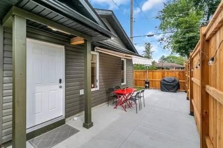 Luxury 2BR home with high ceilings with  BBQ/ patio in beautiful South Windsor.