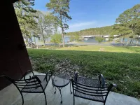 Mountain Harbor Queen Guest Room on Lake Ouachita - Pools