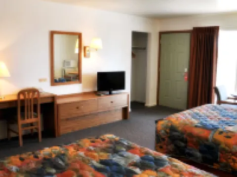 Trade Winds Motel Hotels in Cherry County