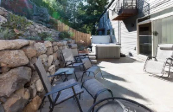 New Condo Downwider with Hot Tub, Minutes Away from the Columbia River Gorge by RedAwning