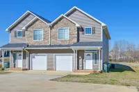 5 Mi to Charlotte Motor Speedway: Cozy Townhome - Homestays