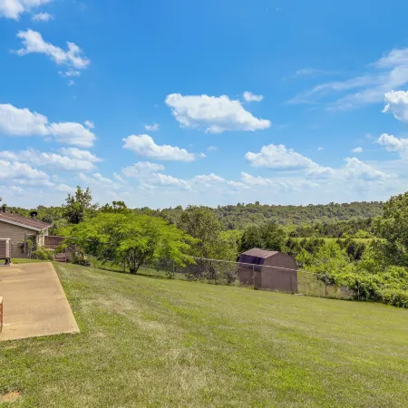 Quiet Dry Ridge Home w/ Yard - Near Ark Encounter!
