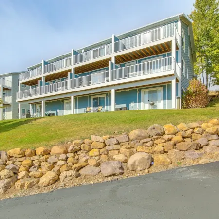 Spacious Garden City Townhome w/ Lake Views!