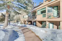 Mountain-view Studio: Top Floor, Private Deck - Homestays