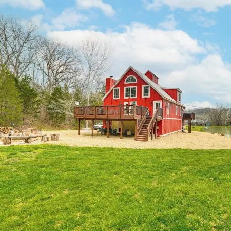 'the Lodge at Crider Creek' Getaway on 140 Acres!