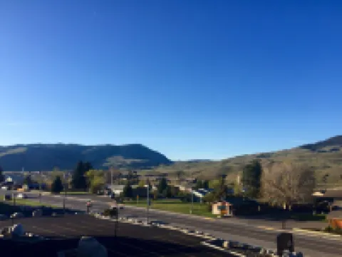 Yellowstone Big Rock Inn Hotels in Gardiner