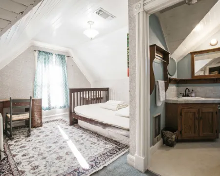 The Hostel California Hotels in Bishop