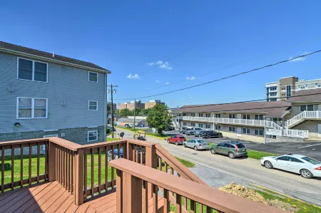 Morgantown Home w/ Patio: Near Wvu Football! Отели в г. Моргантаун
