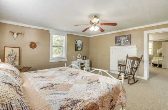 2 Mi to Lake: Lineville Farmhouse w/ Fire Pit فنادق في 