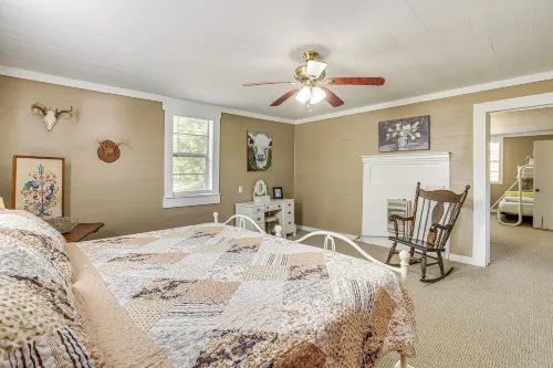 2 Mi to Lake: Lineville Farmhouse w/ Fire Pit - Homestays
