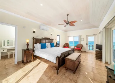 Secluded Private Pink-Sand Beach-Front Grand 3-Home Mediterranean Estate w/Pool Hôtels à : 