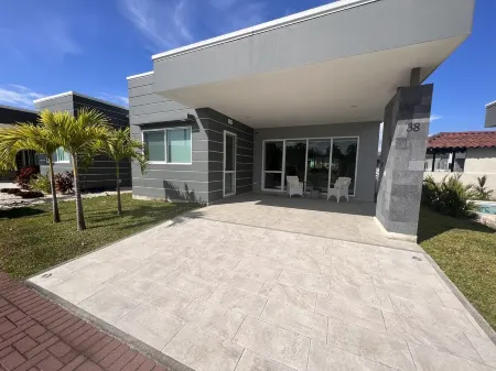 Luxurious Villa steps to kid friendly beach, high speed internet Отели в г. Тамбор