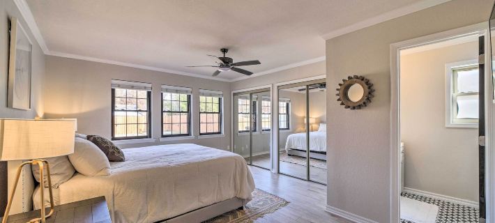 Immaculate 'Woodland View' Retreat w/ Hot Tub Hotels in Tulsa
