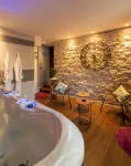 Logis hôtel Aux Berges de l'Aveyron فنادق في Onet-le-Chateau
