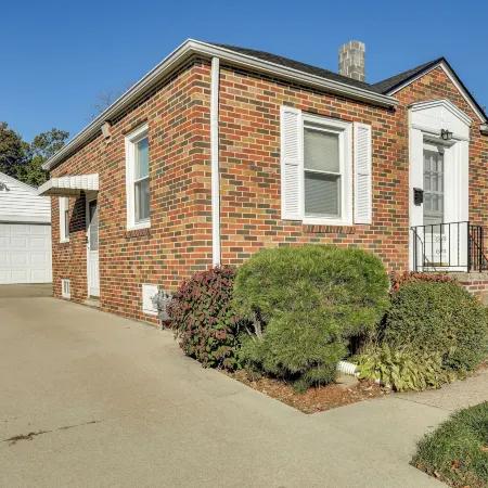 Quaint Cedar Rapids Home, 4 Mi to Downtown!