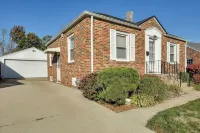 Quaint Cedar Rapids Home, 4 Mi to Downtown! - Homestays