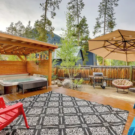 7 Mi to Skiing! Mtn-View Hot Tub Haven in Frisco