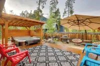 7 Mi to Skiing! Mtn-View Hot Tub Haven in Frisco - spa