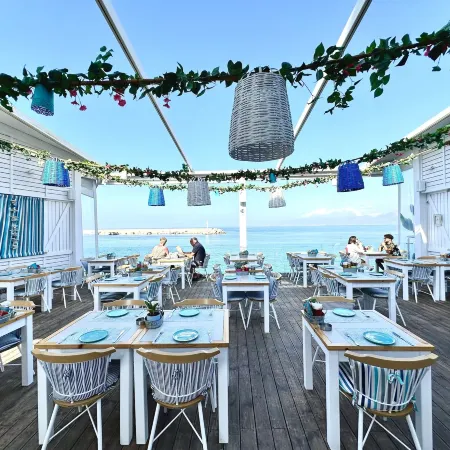 Skipper Beachfront Suites