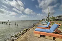 Rockport Bayfront Studio w/ Patio: 'Casa Familia' - Beach